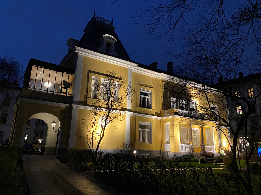Fritt Ord's residence in Oslo by night, dramatically lit. 